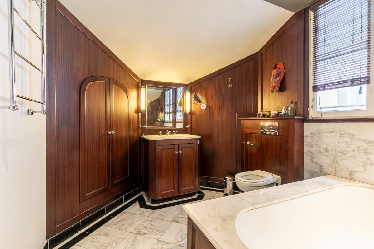 Bathroom of an artist's studio in Paris Bathroom in an artist's studio in Paris, with wooden walls and a marble floor.