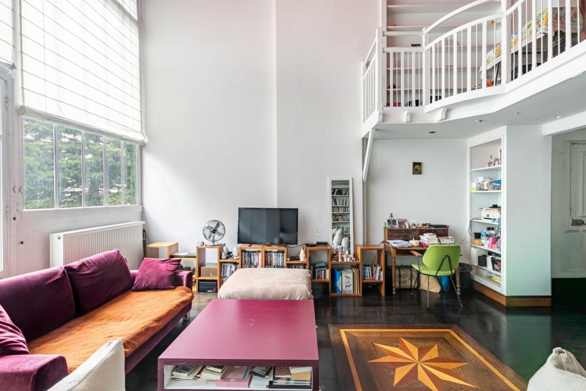 Artist's studio in the 16th arrondissement of Paris Interior of a bright artist's studio with a high ceiling, living room and workspace.