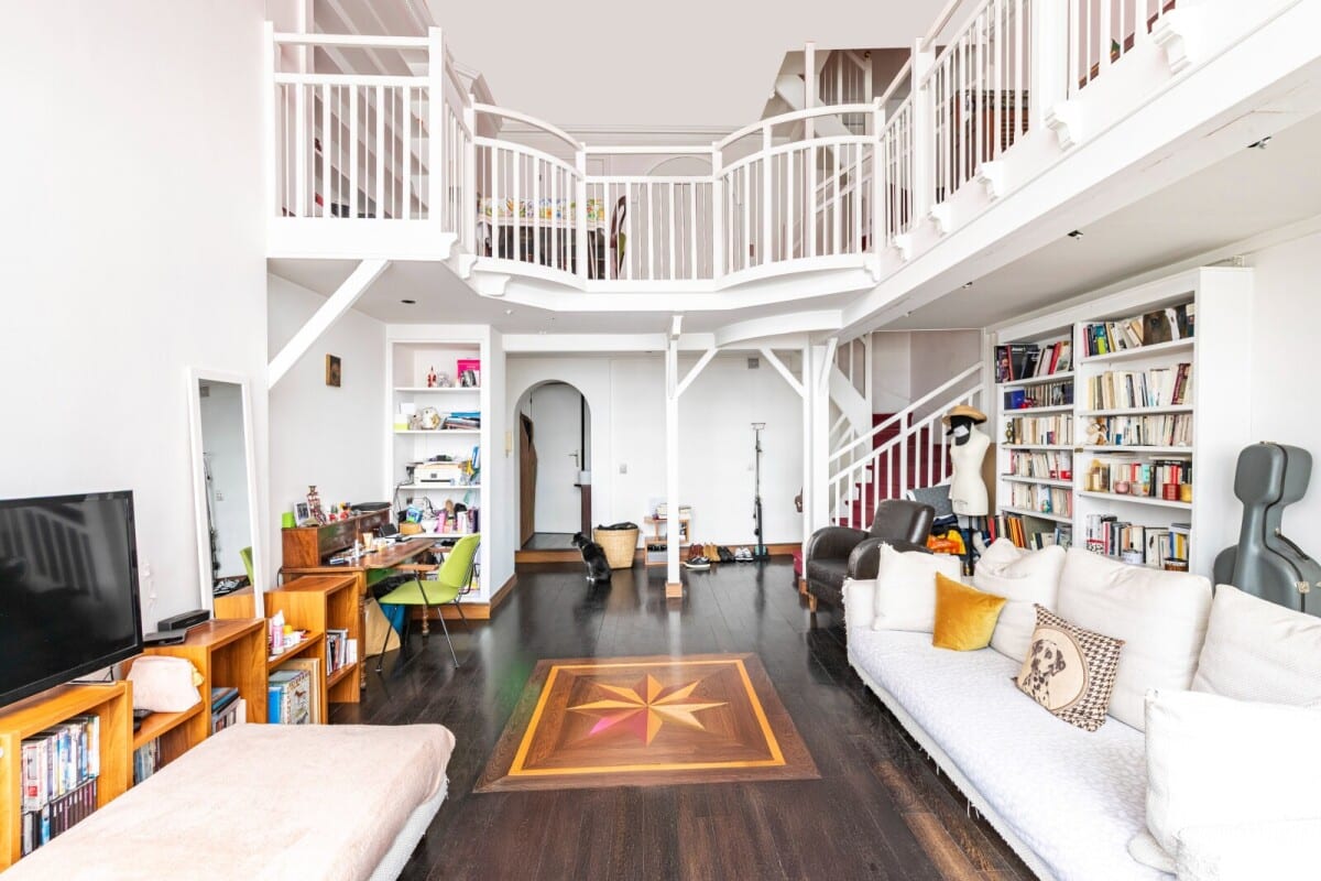Artist's studio in a triplex in Paris Interior of a bright and quiet 110 m2 triplex artist's studio with 5 m high ceilings.