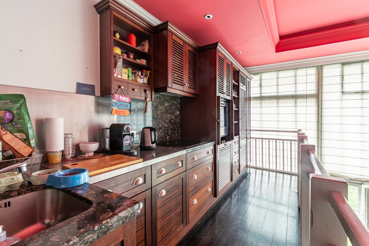 Artist's studio kitchen in Paris Kitchen in an artist's studio with wooden furniture and marble countertop, natural light in Paris 16th arrondissement.