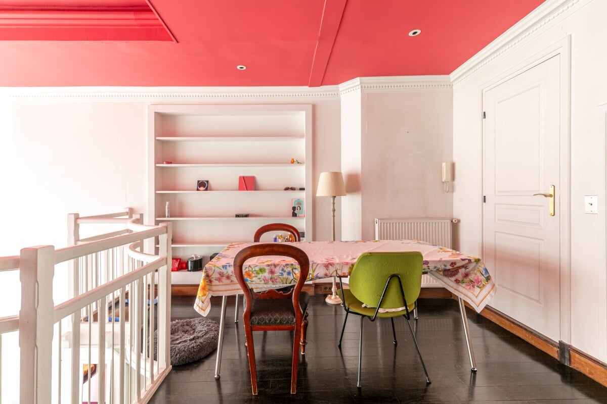 Artist's studio in Paris Interior of an artist's studio with a table and chairs, light walls and a red ceiling.