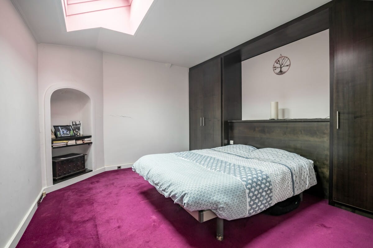 Artist's studio room in the 16th arrondissement of Paris Room in an artist's studio with a double bed and pink carpet, Paris 16th arrondissement.