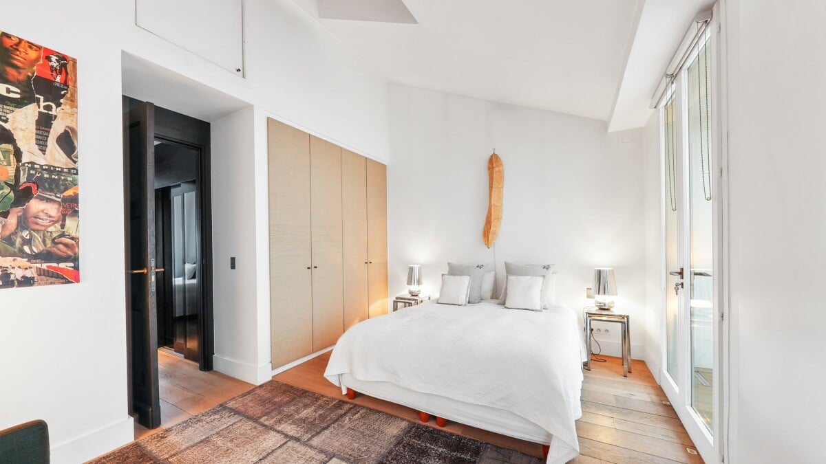Room in a private mansion in Paris 7, decorated with elegance and art.