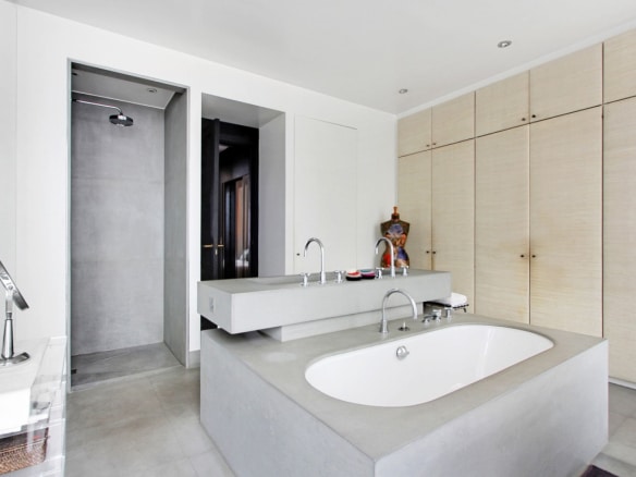Modern bathroom with bathtub and shower in a private mansion in the 7th arrondissement of Paris.