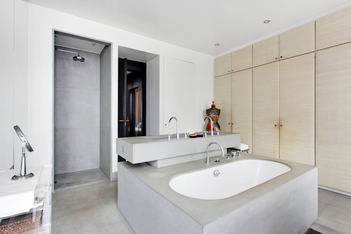 Modern bathroom with bathtub and shower in a private mansion in the 7th arrondissement of Paris.