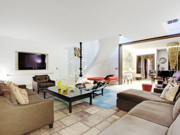 Interior of a modern living room with sofas and elegant decor, Hôtel P''ART''ticulier in Paris 7th arrondissement.