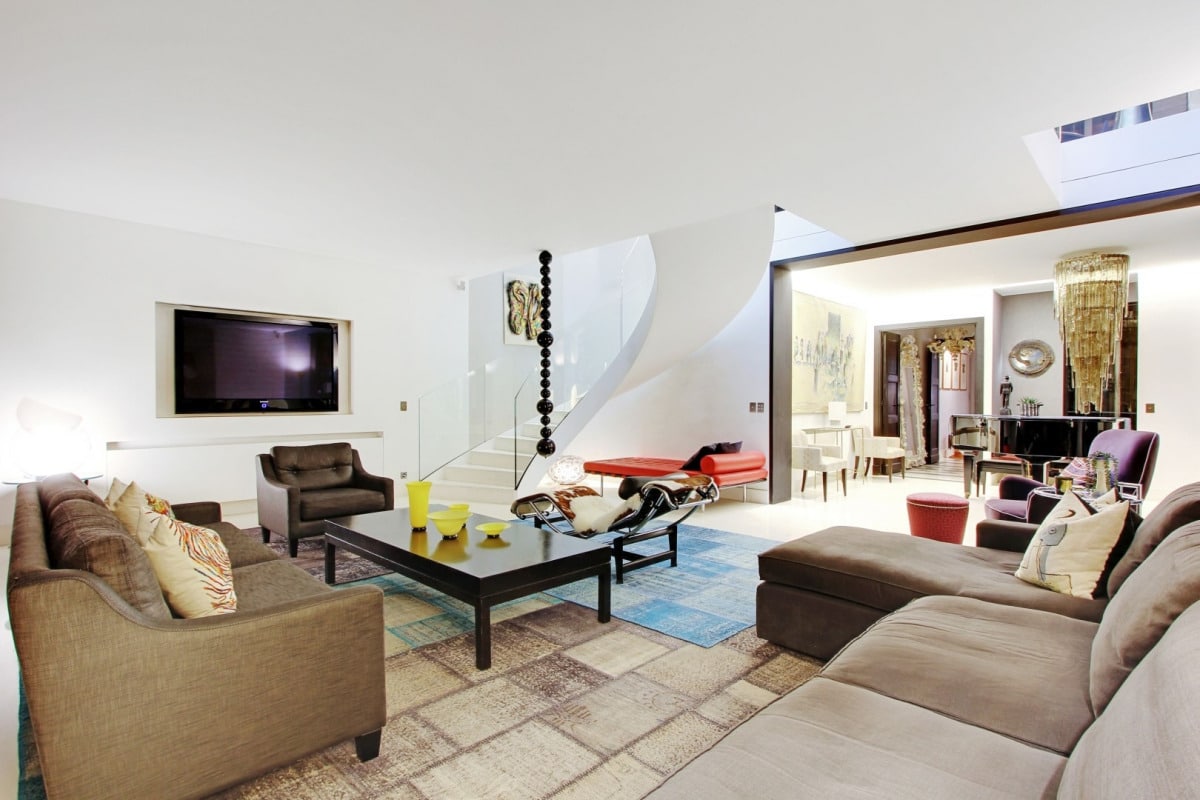 Interior of a modern living room with sofas and elegant decor, Hôtel P''ART''ticulier in Paris 7th arrondissement.