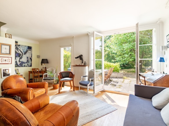 Interior of a house in La Celle-Saint-Cloud with a bright living room and access to a garden.