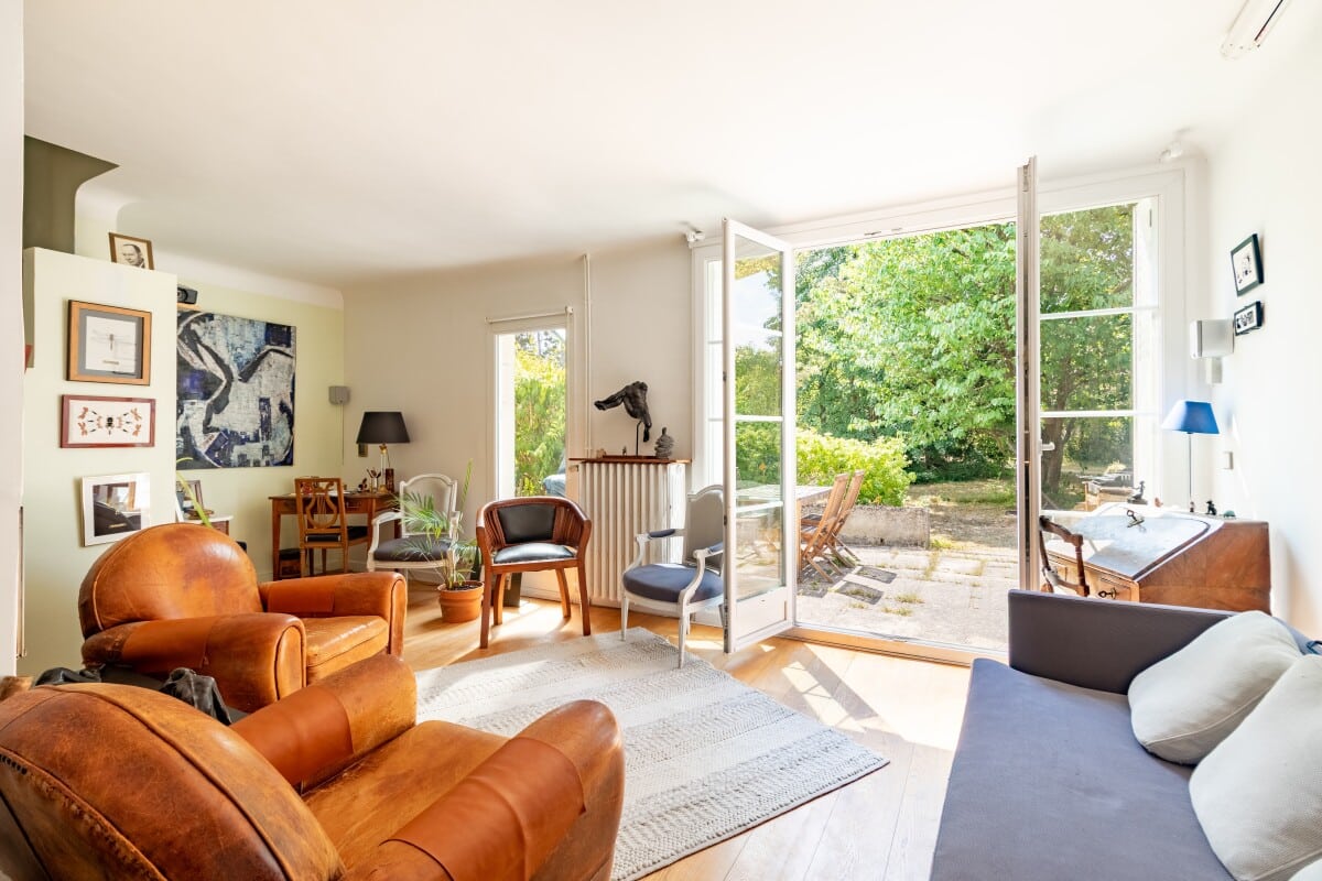 Living room of a family home in La Celle-Saint-Cloud Interior of a house in La Celle-Saint-Cloud with a bright living room and access to a garden.