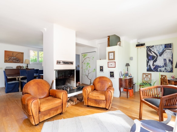 Interior of a family home with a bright living room and leather armchairs in La Celle-Saint-Cloud.