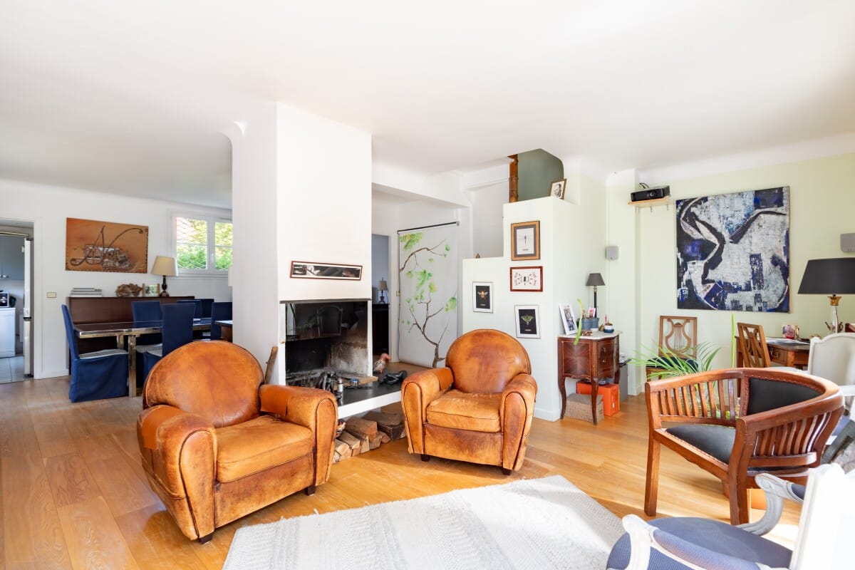 Interior of a house in La Celle-Saint-Cloud Interior of a family home with a bright living room and leather armchairs in La Celle-Saint-Cloud.