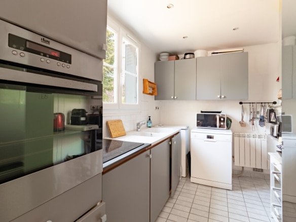 Modern and functional kitchen with integrated appliances.