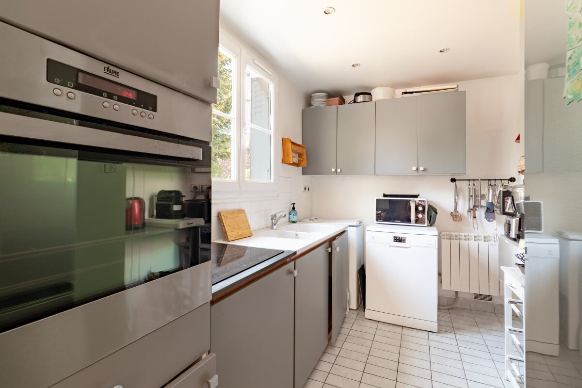 Home cooking in La Celle-Saint-Cloud Modern and functional kitchen with integrated appliances.