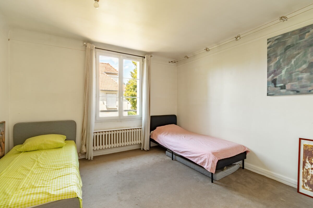 Room in La Celle-Saint-Cloud Room in a house in La Celle-Saint-Cloud with two single beds and a window.