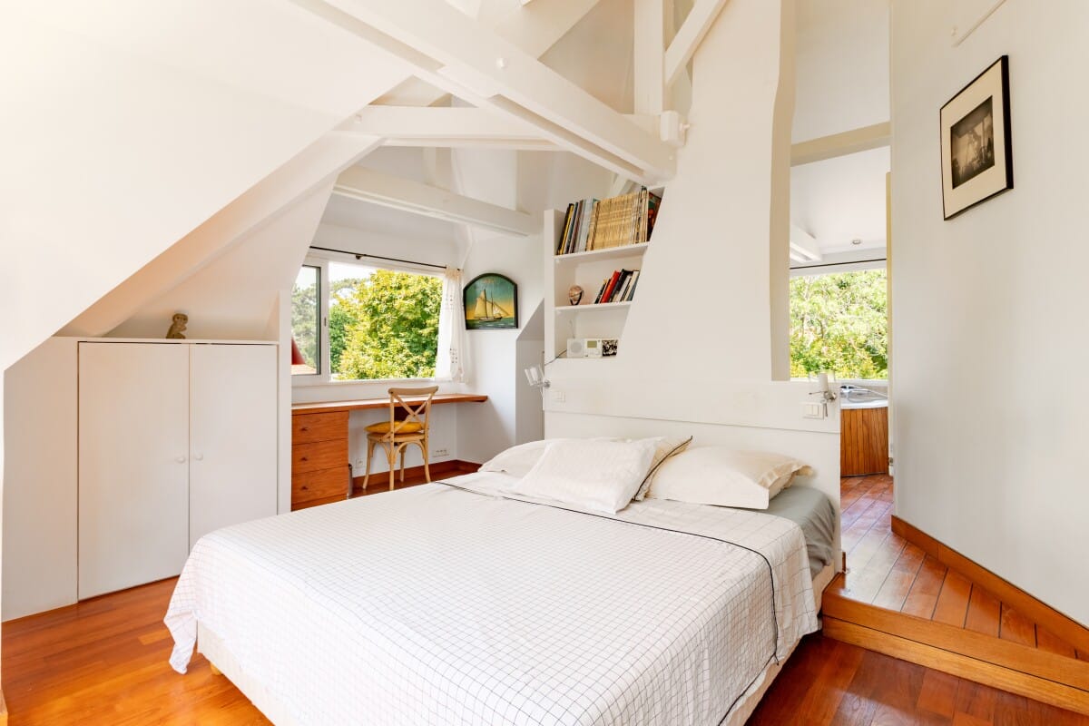 Room in a house in La Celle-Saint-Cloud Room in a house in La Celle-Saint-Cloud with bed, desk and windows overlooking a green space.
