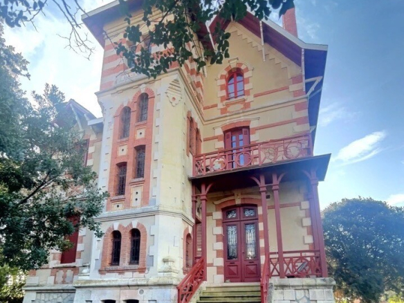 Luxury real estate photo | Charming Properties