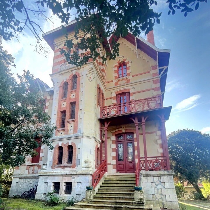 Historic villa in Arcachon Former historic villa in Arcachon with typical architecture and stone staircases.
