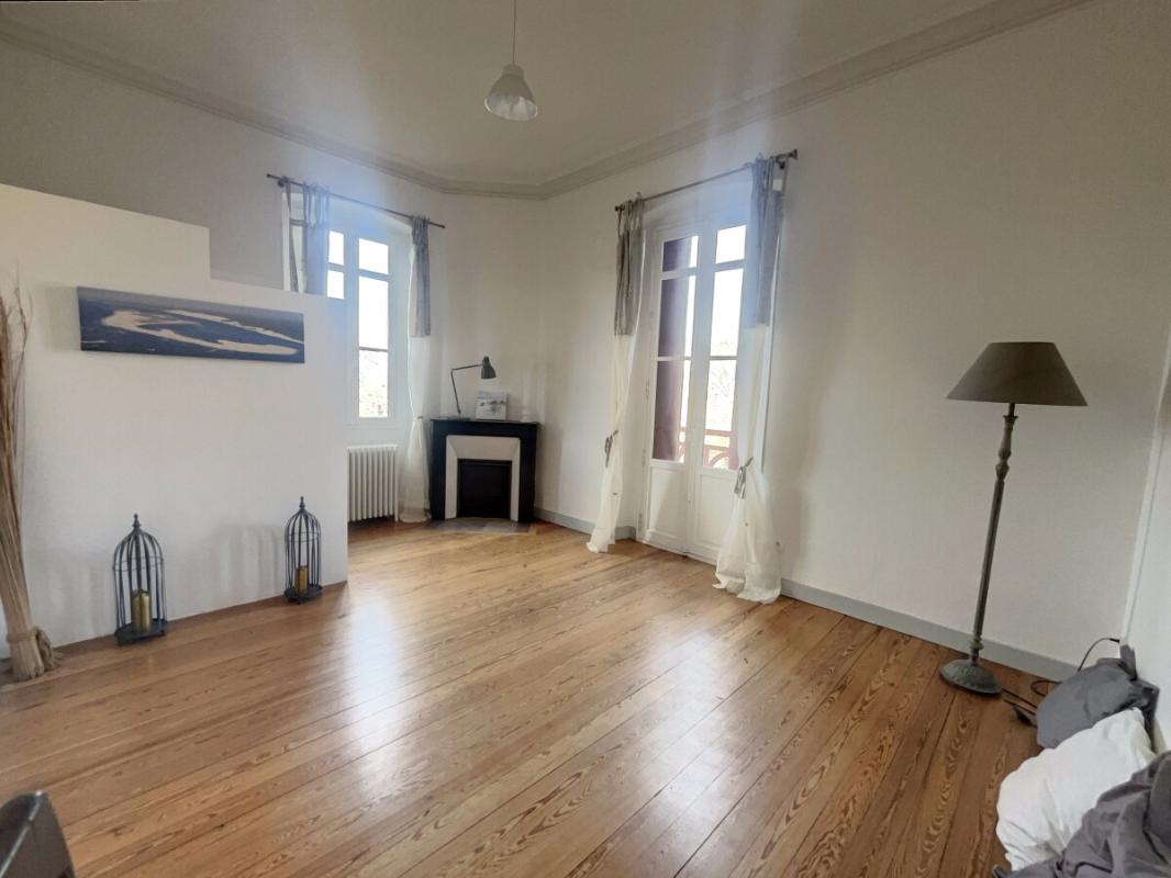 Renovated apartment in Arcachon Interior of a renovated apartment in Arcachon with parquet flooring and fireplace, bright and spacious.