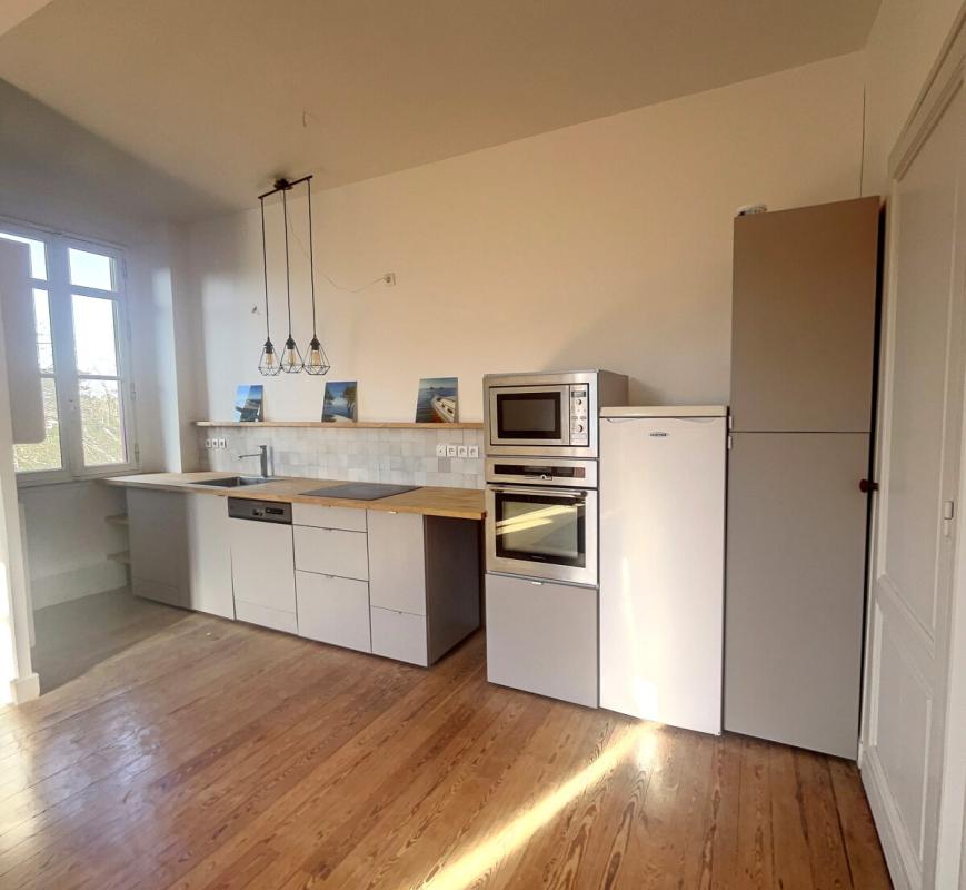 Kitchen of an apartment in Arcachon Modern and bright kitchen in a renovated apartment in Arcachon, with integrated appliances.