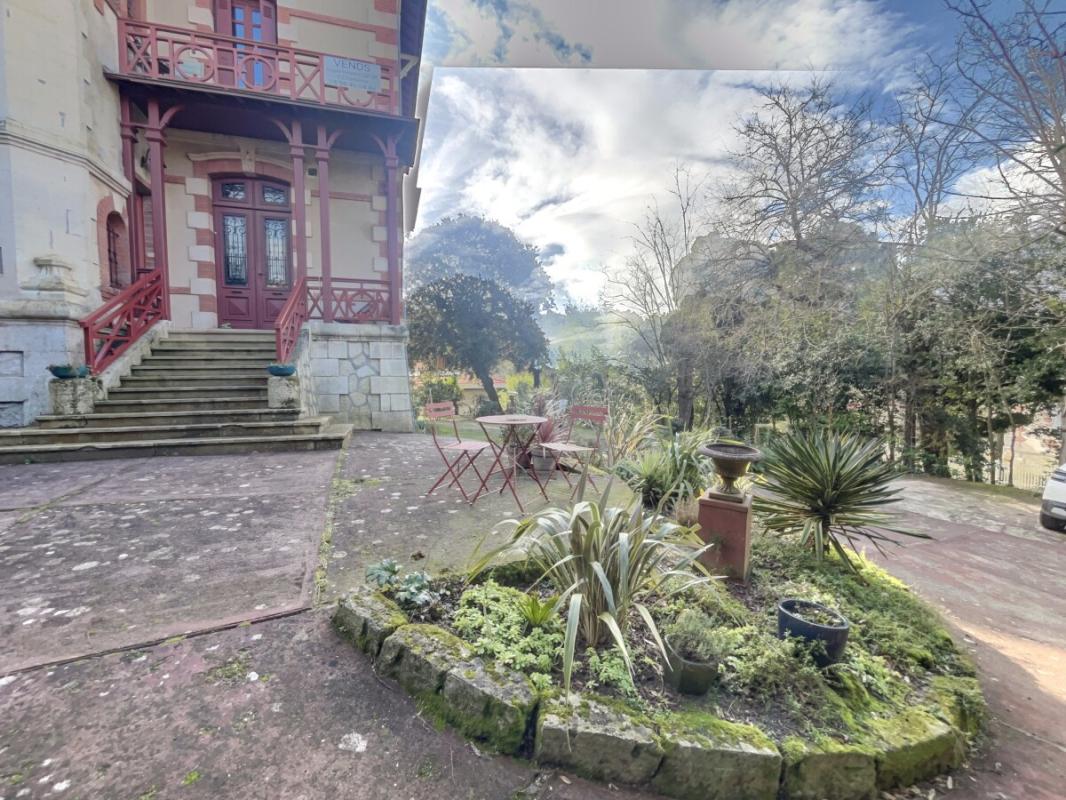 Entrance to a villa in Arcachon Entrance to a historic villa in Arcachon with garden and terrace