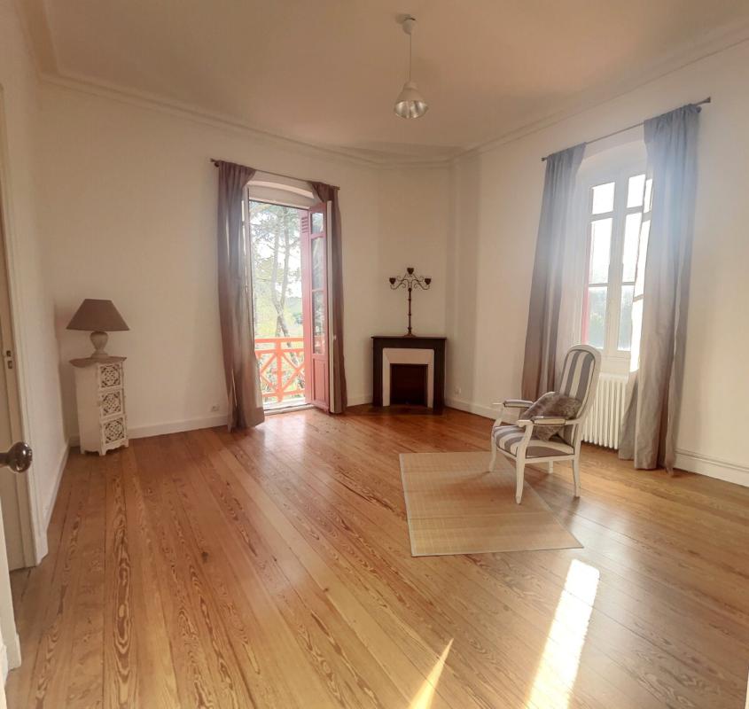 Apartment stay in Arcachon Bright 30m² living room with parquet flooring and fireplace in an apartment in Arcachon.