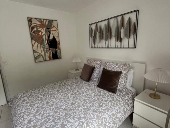 Room in a house with a double bed and modern decor in Gattières.