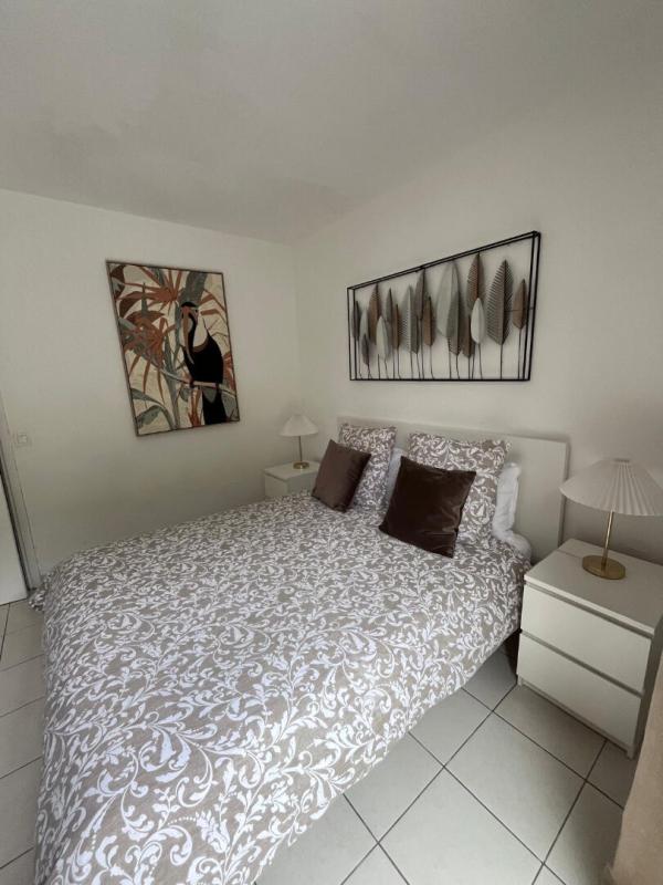 Room in a house with a double bed and modern decor in Gattières.