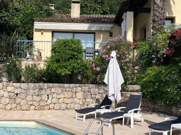 House with swimming pool and garden in Gattières, panoramic view of the surrounding landscape.