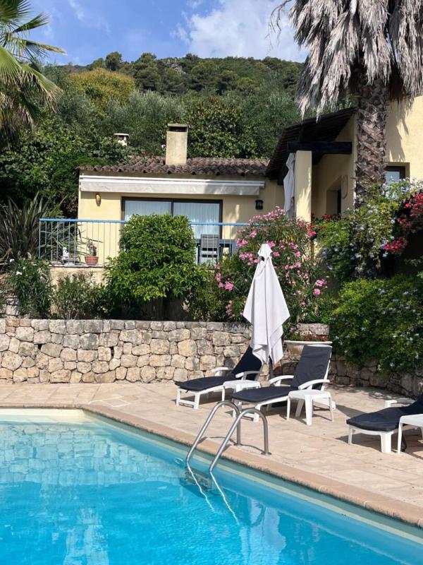 House with swimming pool and garden in Gattières, panoramic view of the surrounding landscape.