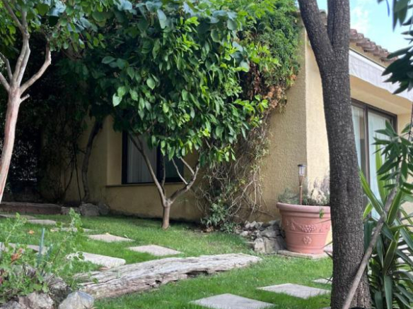 House with garden and access to a separate apartment in Gattières.
