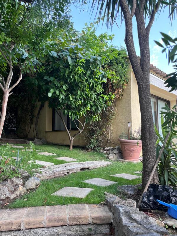 House with garden and access to a separate apartment in Gattières.