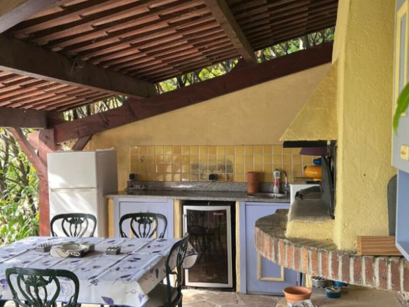 Outdoor kitchen with table and chairs, house in Gattières