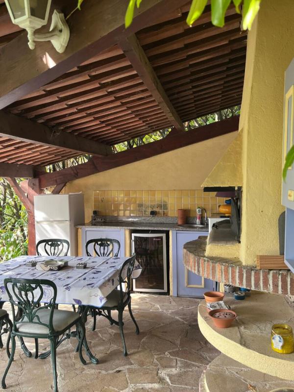 Outdoor kitchen with table and chairs, house in Gattières