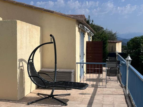 Sunny terrace with deckchair and unobstructed view of the landscape in Gattières.