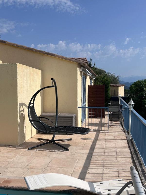 Sunny terrace with deckchair and unobstructed view of the landscape in Gattières.