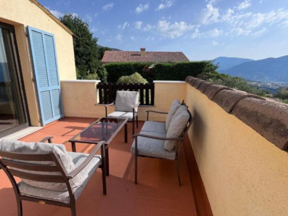 Terrace with chairs and table, panoramic view of the mountains in Gattières.