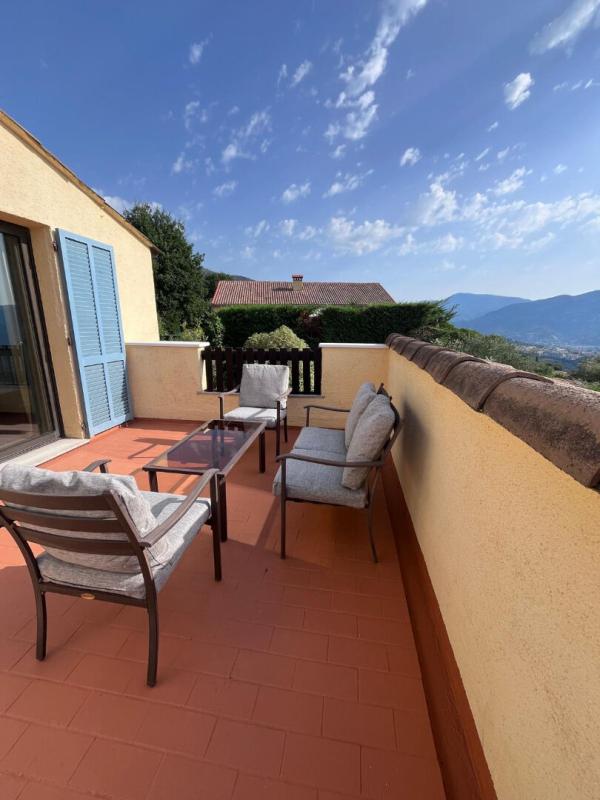 Terrace with chairs and table, panoramic view of the mountains in Gattières.
