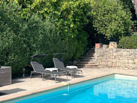 Swimming pool surrounded by greenery in a house in Gattières.