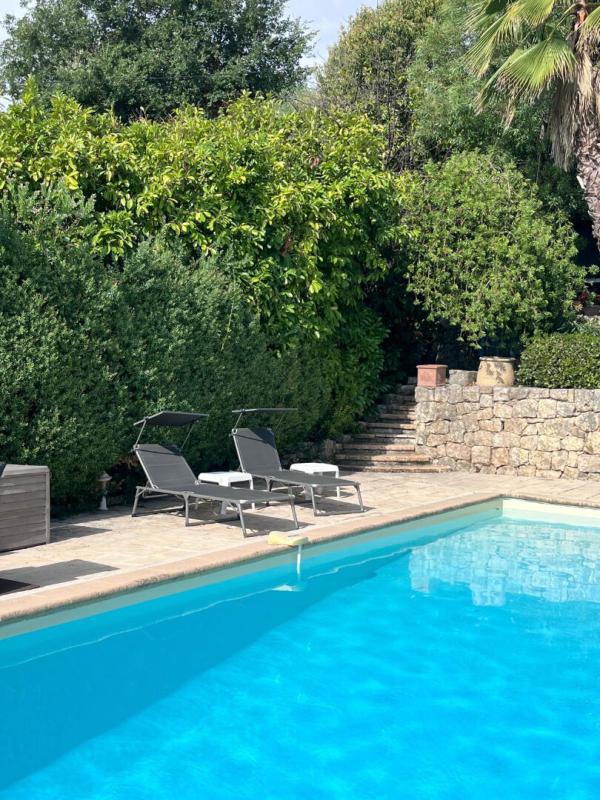 Swimming pool surrounded by greenery in a house in Gattières.
