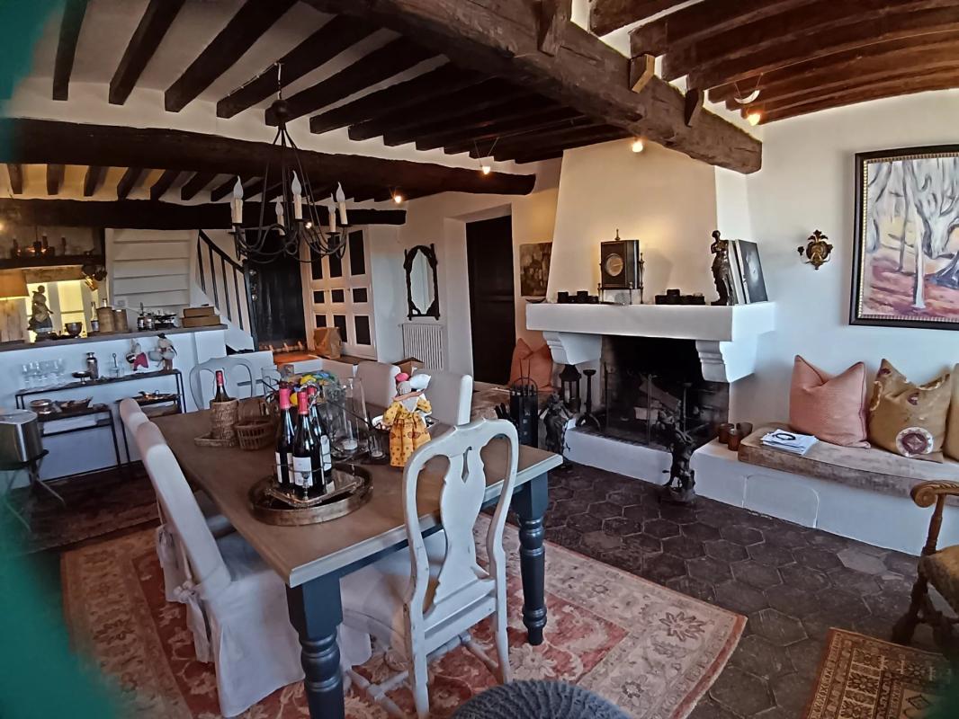 Maison à Cagnes-sur-Mer Intérieur d'une maison à Cagnes-sur-Mer avec cheminée, salle à manger et cuisine ouverte.
