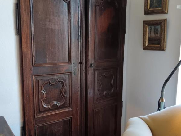 Porte en bois ancienne dans une maison à Cagnes-sur-Mer.