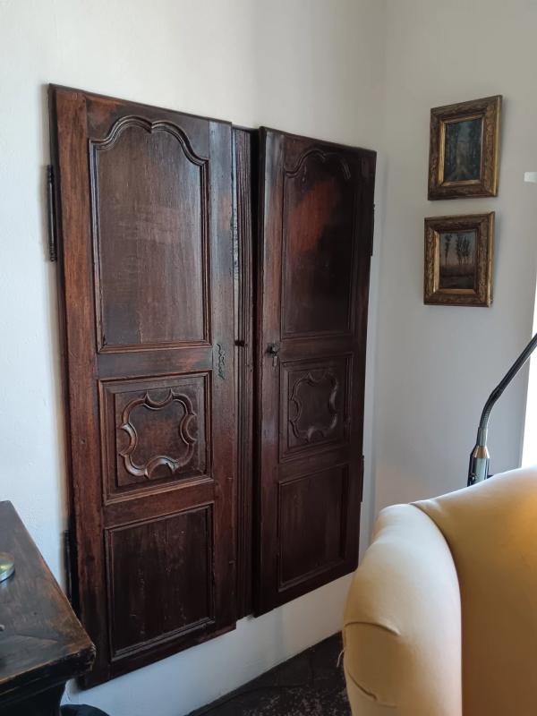 Détail architectural en bois Porte en bois ancienne dans une maison à Cagnes-sur-Mer.