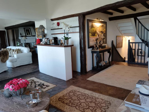 Intérieur d'une maison à Cagnes-sur-Mer avec cuisine et salon ouverts, décoration soignée.