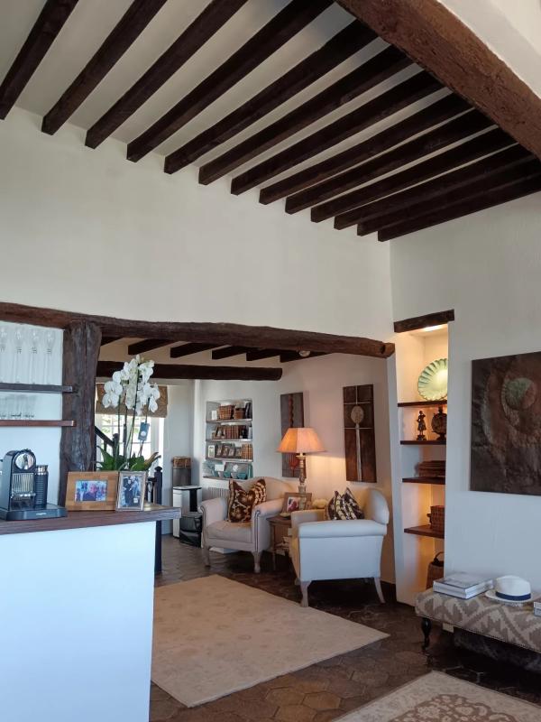Intérieur d’une maison à Cagnes-sur-Mer Intérieur d'une maison à Cagnes-sur-Mer avec poutres apparentes et coin salon accueillant.