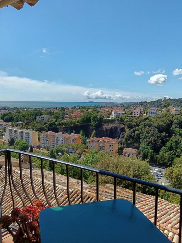 Vue panoramique depuis la terrasse Vue depuis une terrasse surplombant des maisons et la mer à Cagnes-sur-Mer.