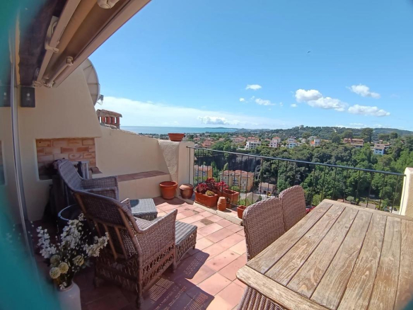 Terrasse d'une maison à Cagnes-sur-Mer avec vue sur la mer et le paysage environnant.
