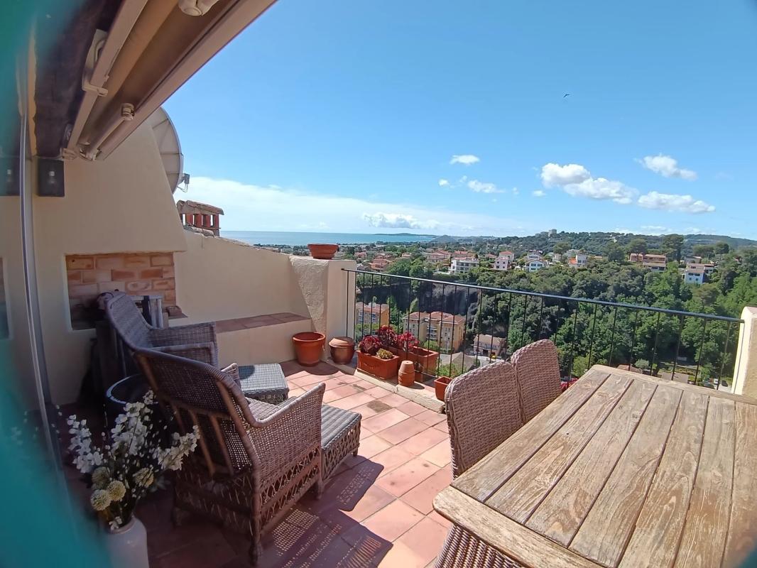 Terrasse avec vue à Cagnes-sur-Mer Terrasse d'une maison à Cagnes-sur-Mer avec vue sur la mer et le paysage environnant.