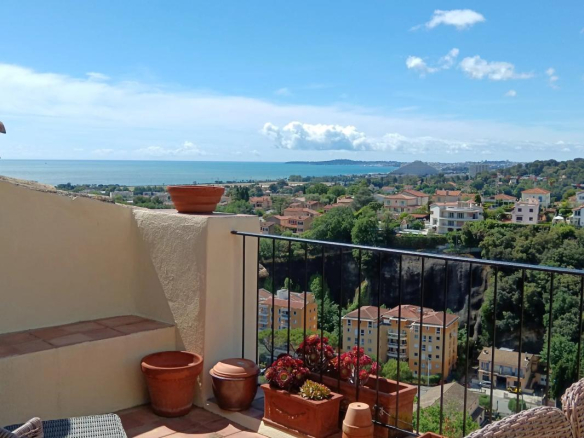Vue depuis la terrasse d'une maison à Cagnes-sur-Mer, avec mer et paysages environnants.