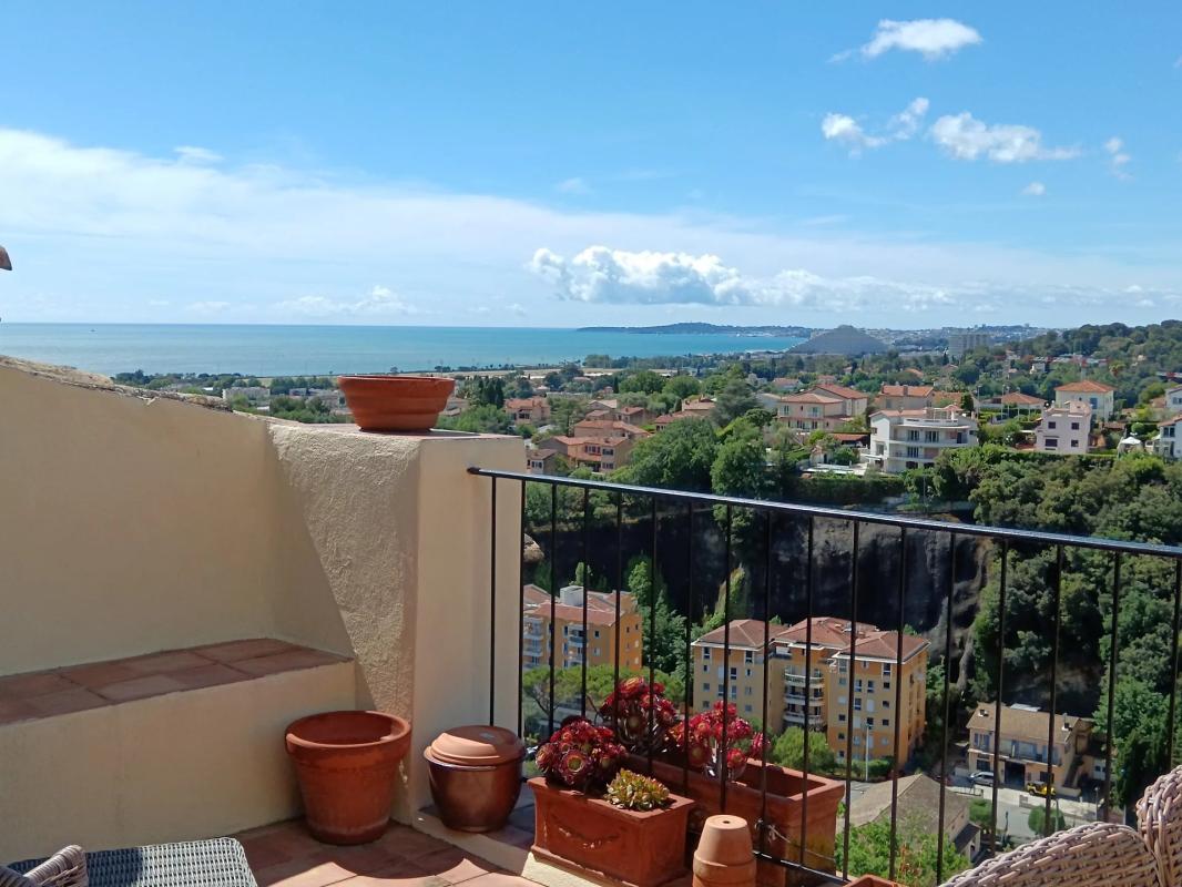Terrasse avec vue à Cagnes-sur-Mer Vue depuis la terrasse d'une maison à Cagnes-sur-Mer, avec mer et paysages environnants.