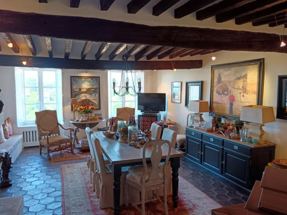 Intérieur d'une maison à Cagnes-sur-Mer avec salle à manger, cheminée et décoration soignée.